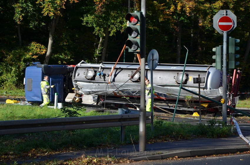 VU Tanklastzug umgestuerzt Huerth Industriestr P407.JPG